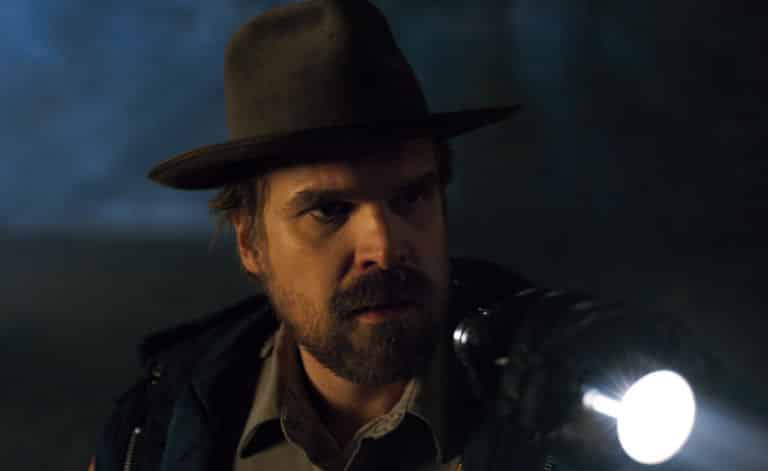 Postava Hoppera (Davida Harboura) prechádza v seriáli novými teritóriami