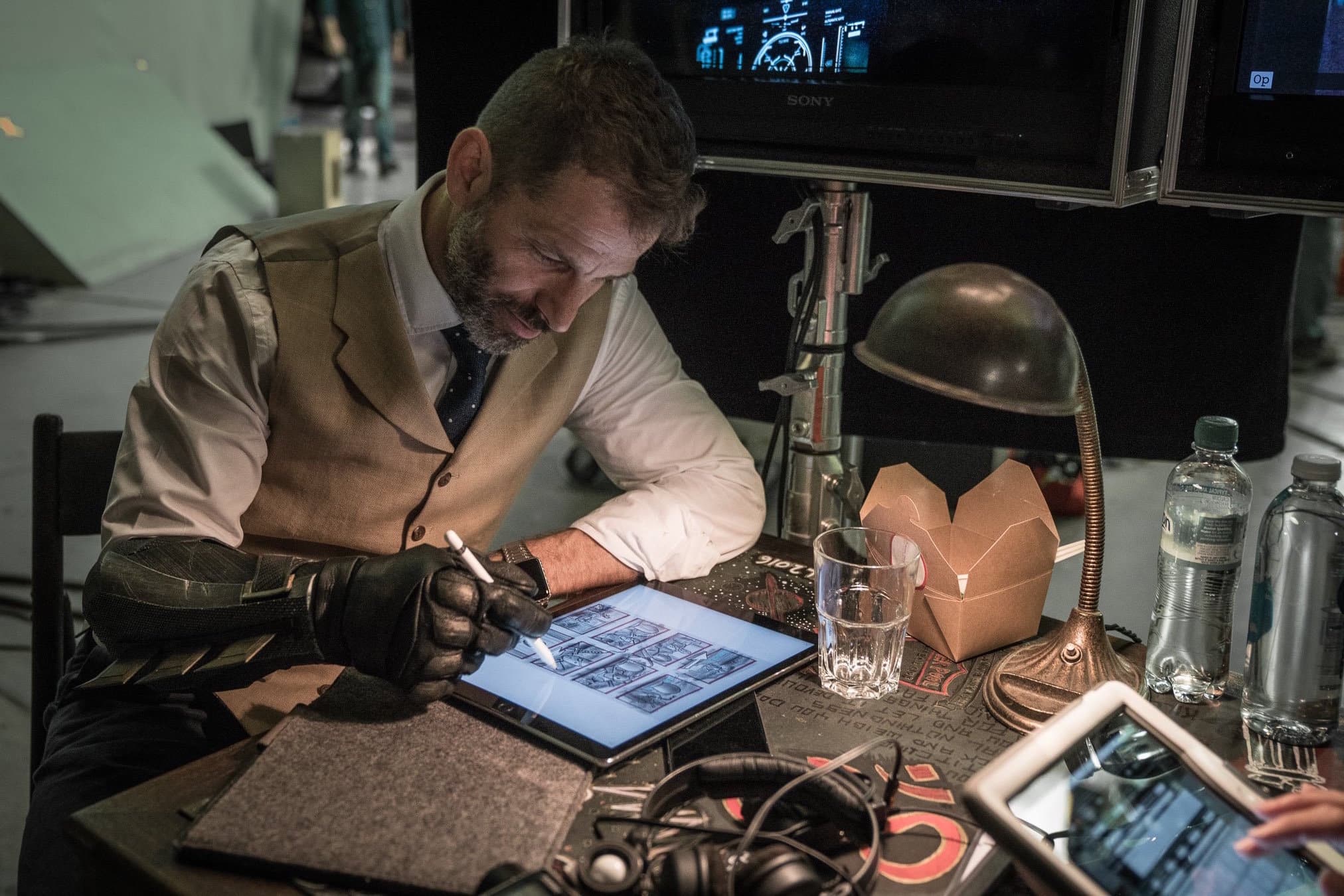 Zack Snyder pri natáčaní filmu Justice League