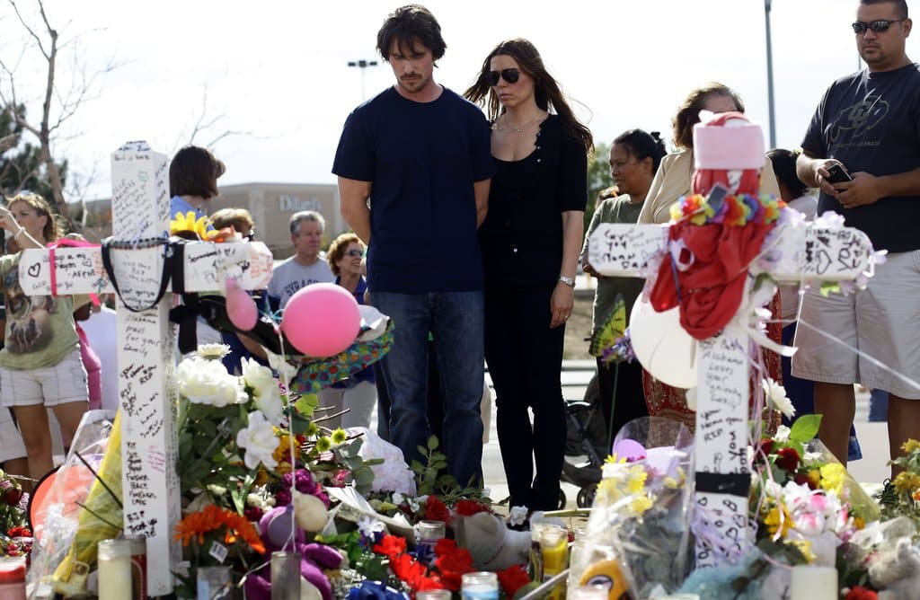 Christian Bale aj s manželkou v Aurore pri pomníku venovanému obetiam
