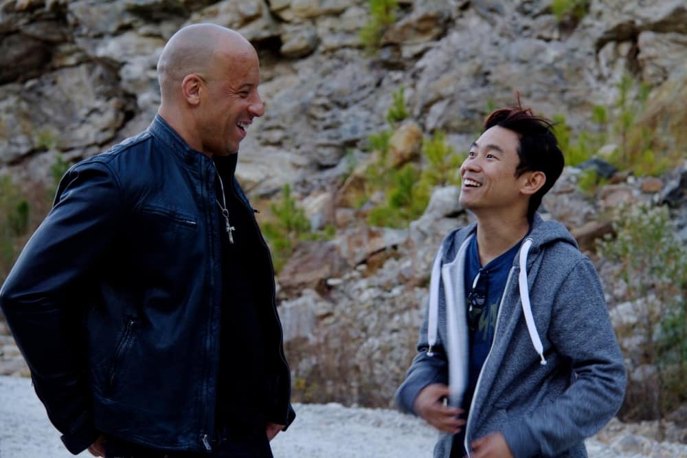 Vin Diesel a James Wan na natáčaní filmu Rýchlo a zbesilo 7