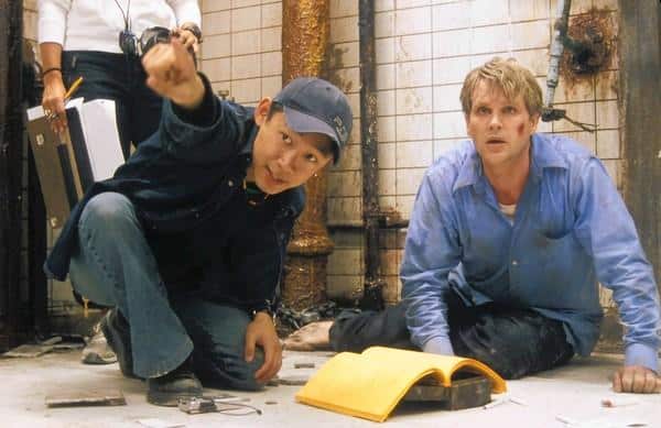 Režisér James Wan (vľavo) a herec Cary Elwes (na pravo) na pľace filmu Saw
