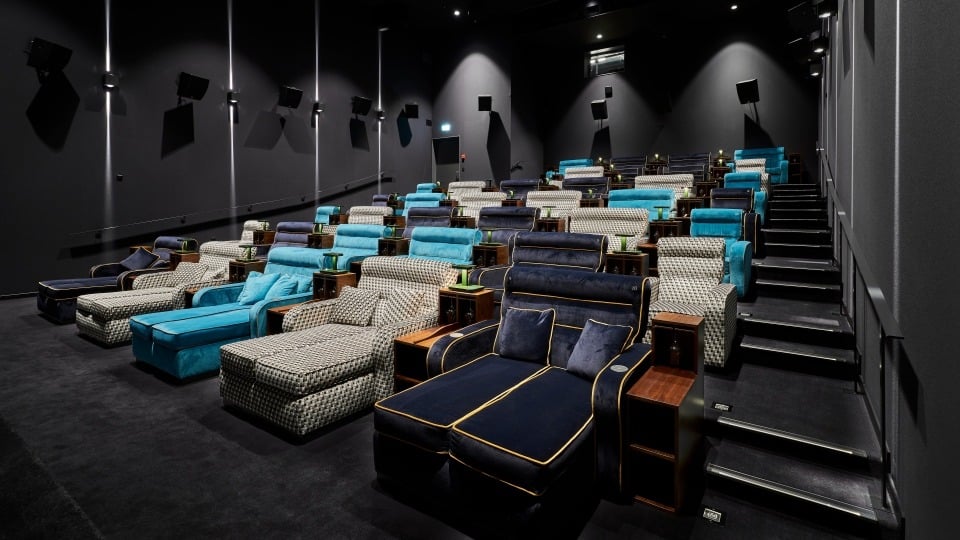Kino s posteľami miesto sedačiek