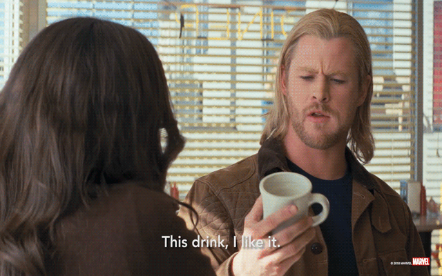 Thor pije kávu